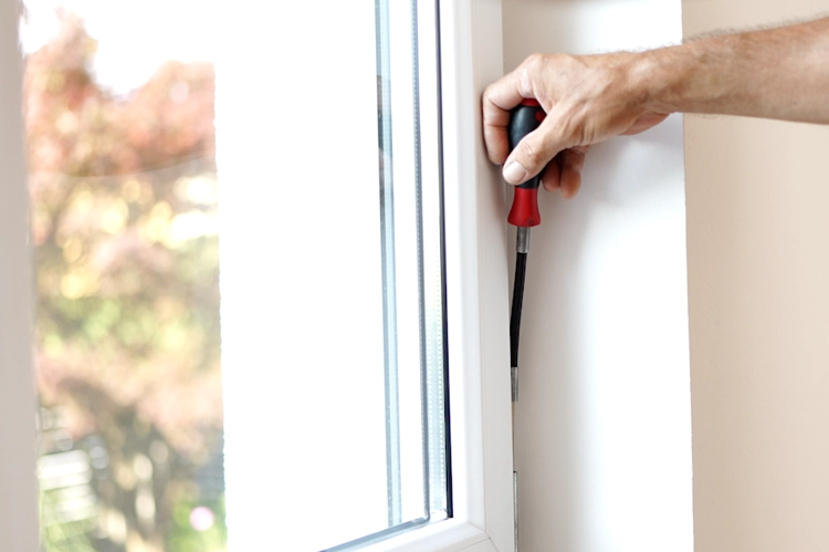 Fensterbeschläge einstellen