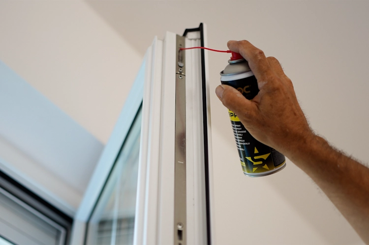 Fensterbeschläge regelmäßig warten